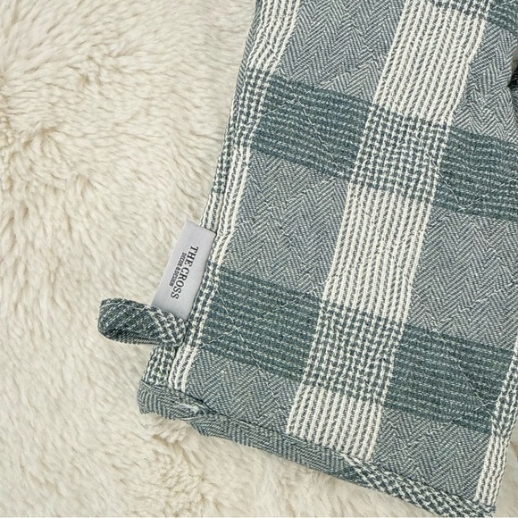 JILLY BOX THE CROSS Farmhouse oven mitts.  Gray and White. NEW WITH TAGS - Picture 4 of 9